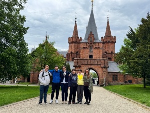 před zámkem