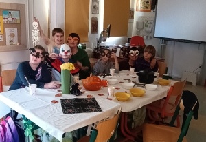 u slavnostního stolu